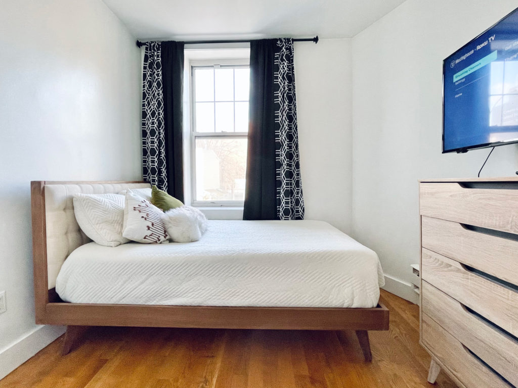 1078-dekalb-2fl-big-room-1window-1