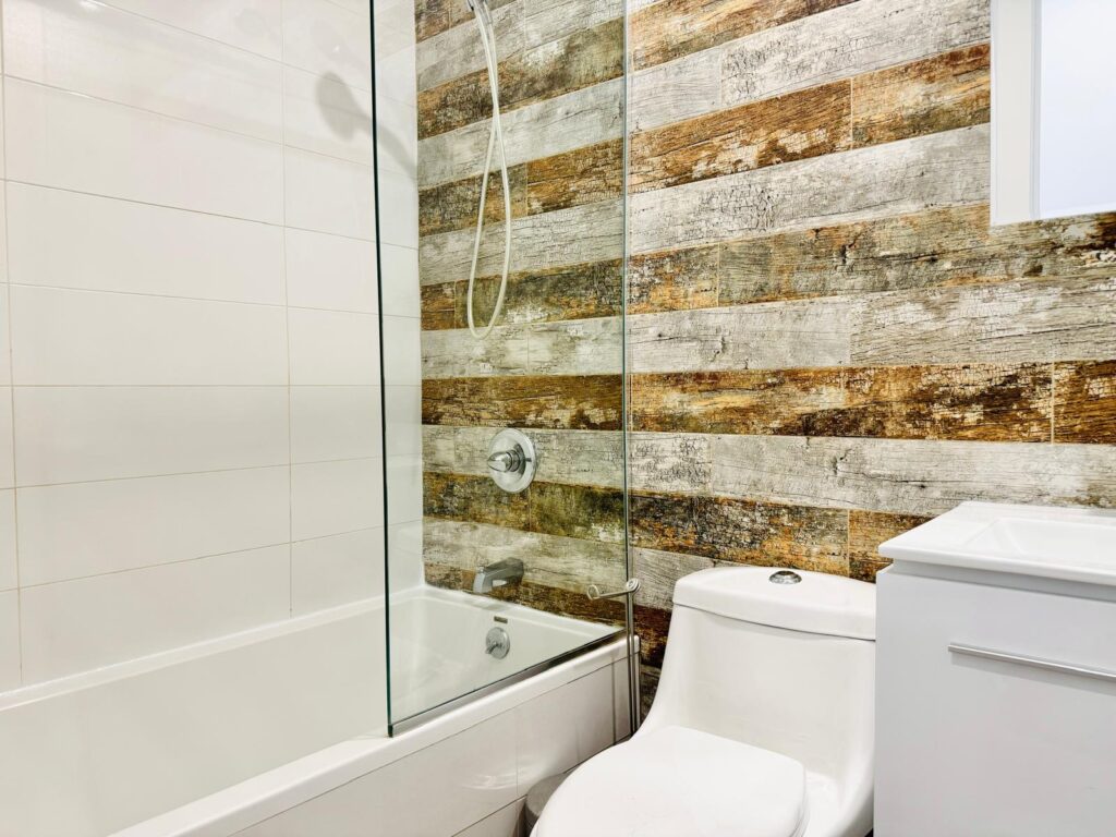 1091 Madison St-3-Bathroom1
