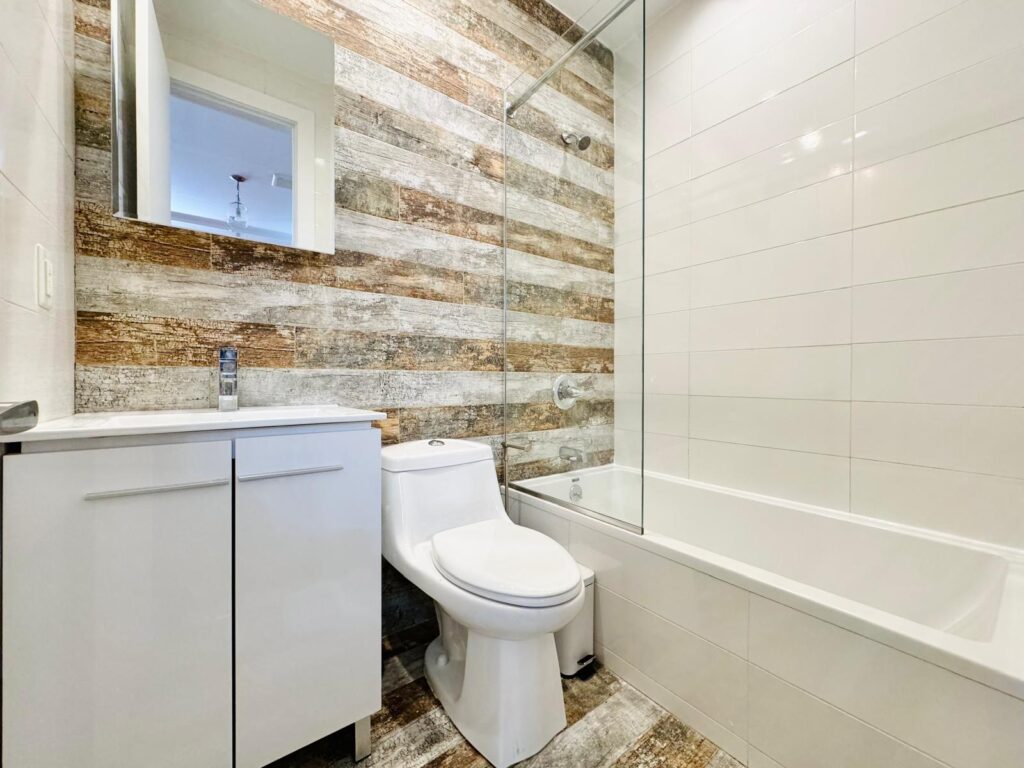 1091 Madison St-3-Bathroom2