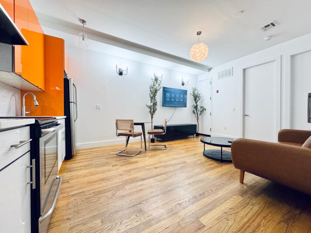 1091 Madison St-3-LivingRoom1