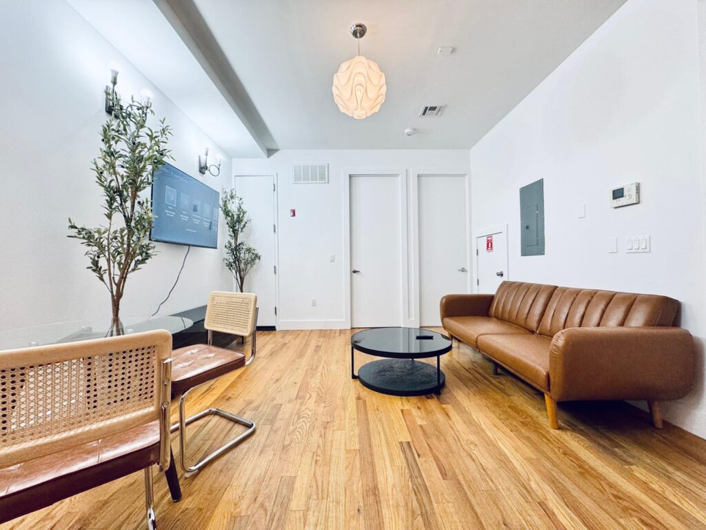 1091 Madison St-3-LivingRoom4