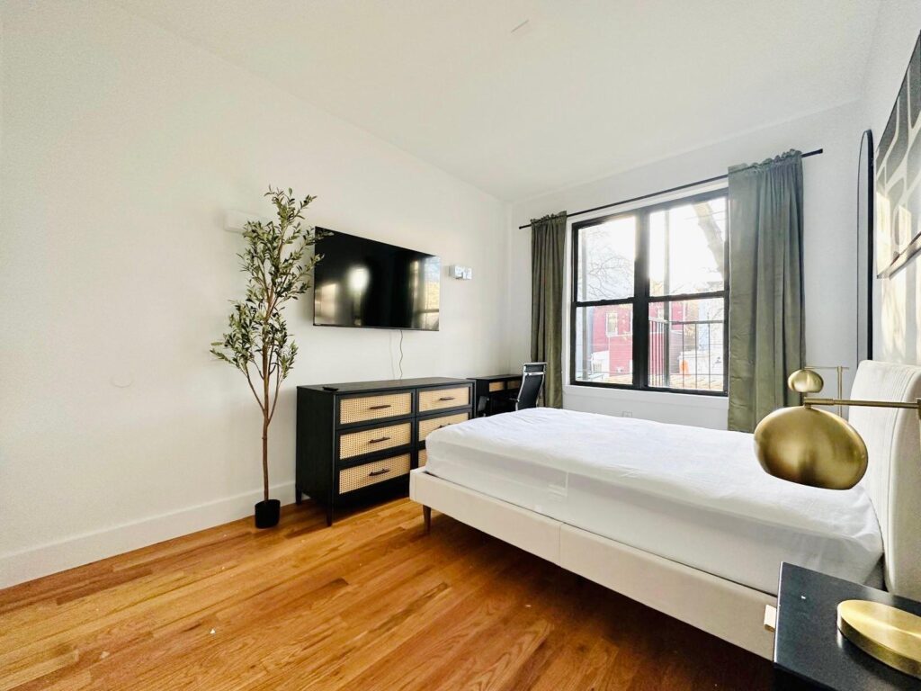 1091 Madison St-3-Room666-4