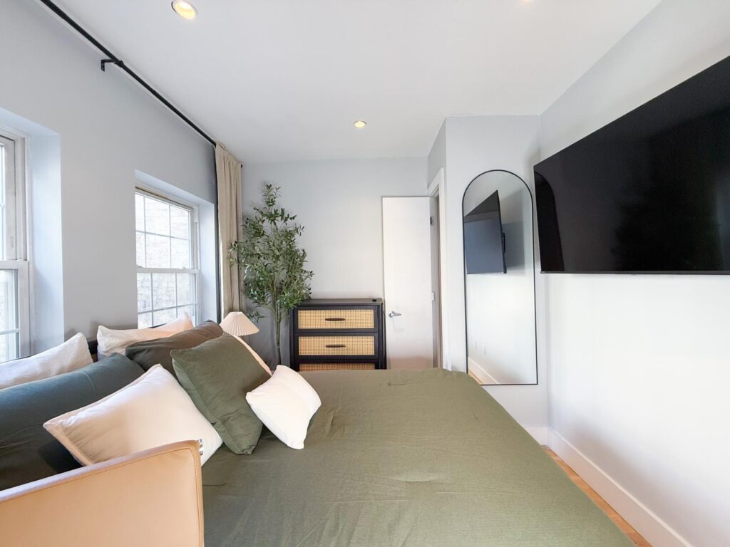 189 Scholes St-Room752-3
